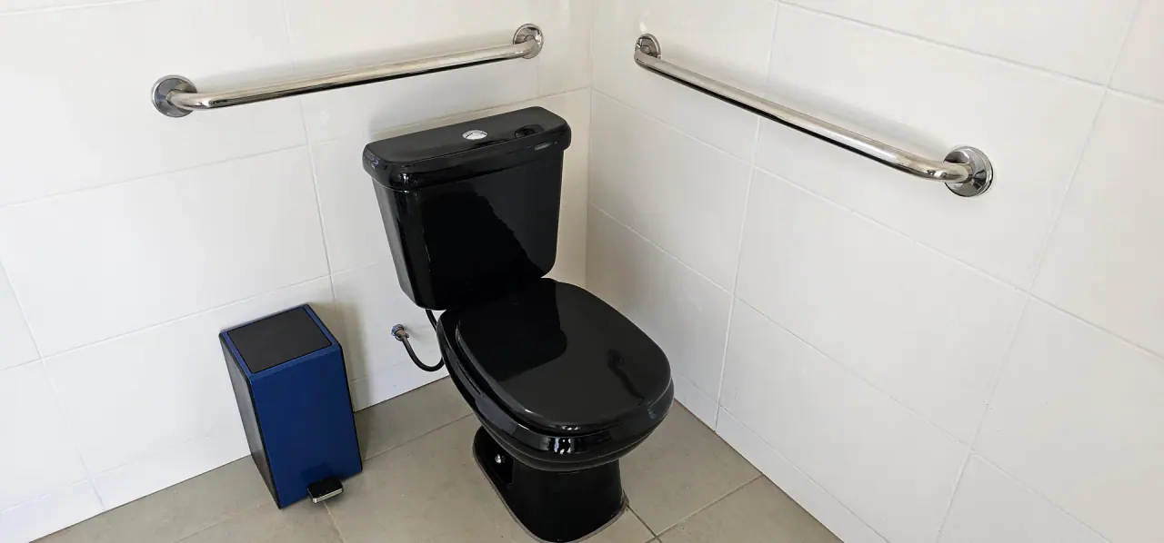 Banheiro acessível entregue na ETE de Lagamar
