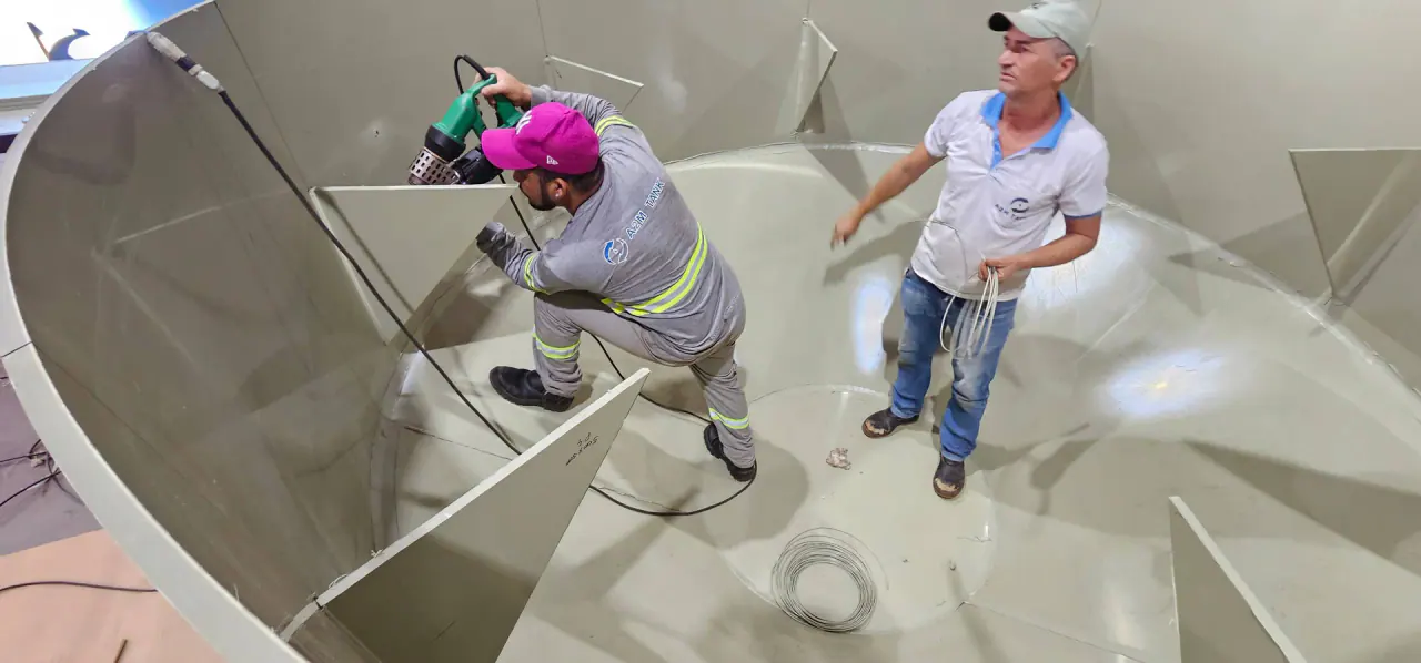 Equipe A2M Tank fabricando um decantador