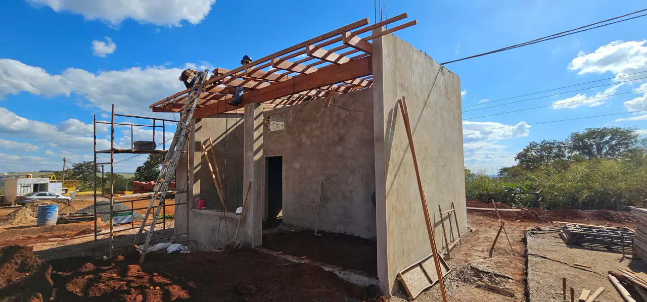 Edificação em execução na obra da ETA Tamboré Miranda