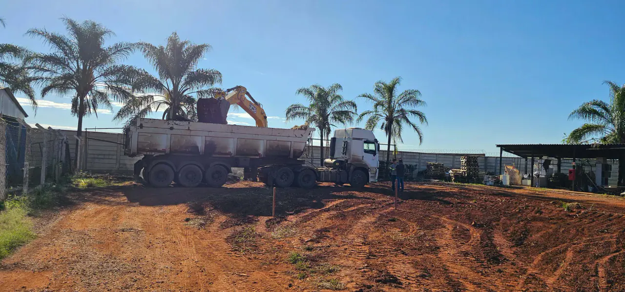 Terraplenagem da obra de ETE do laboratório