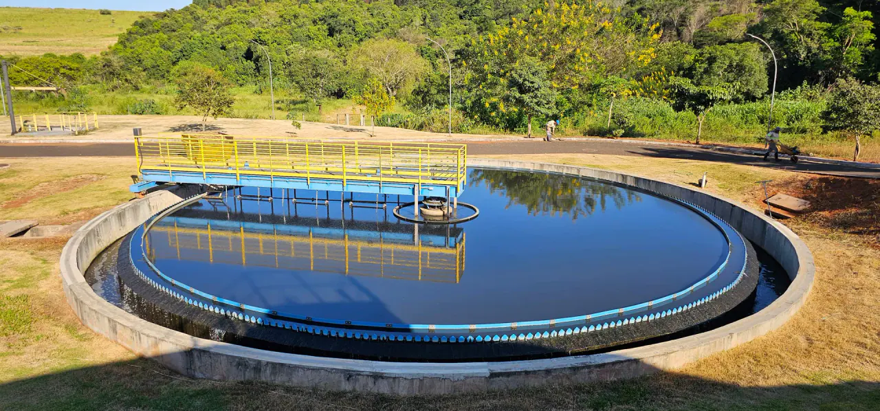Decantador circular em operação na estação de tratamento de Araguari